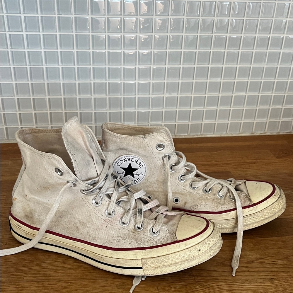 Converse High-Tops in Off-White and Red
